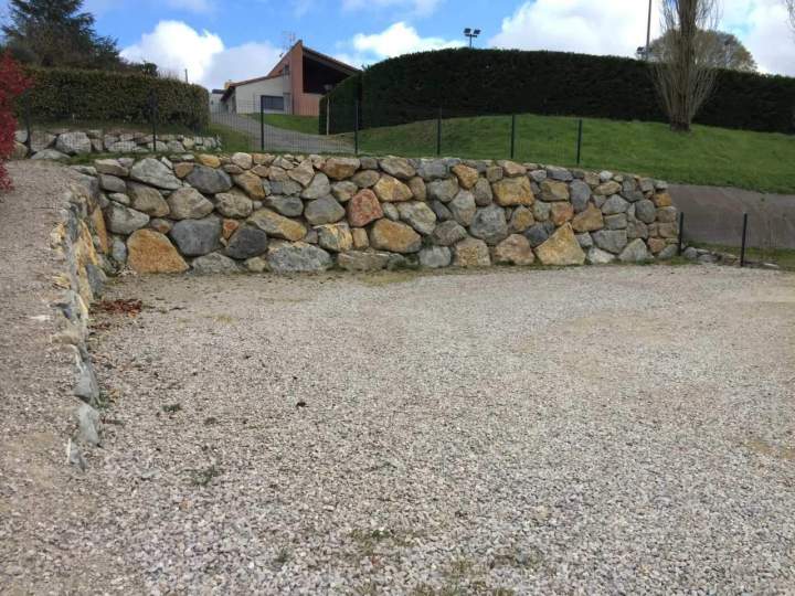 Édification de murets pour délimiter et décorer vos espaces