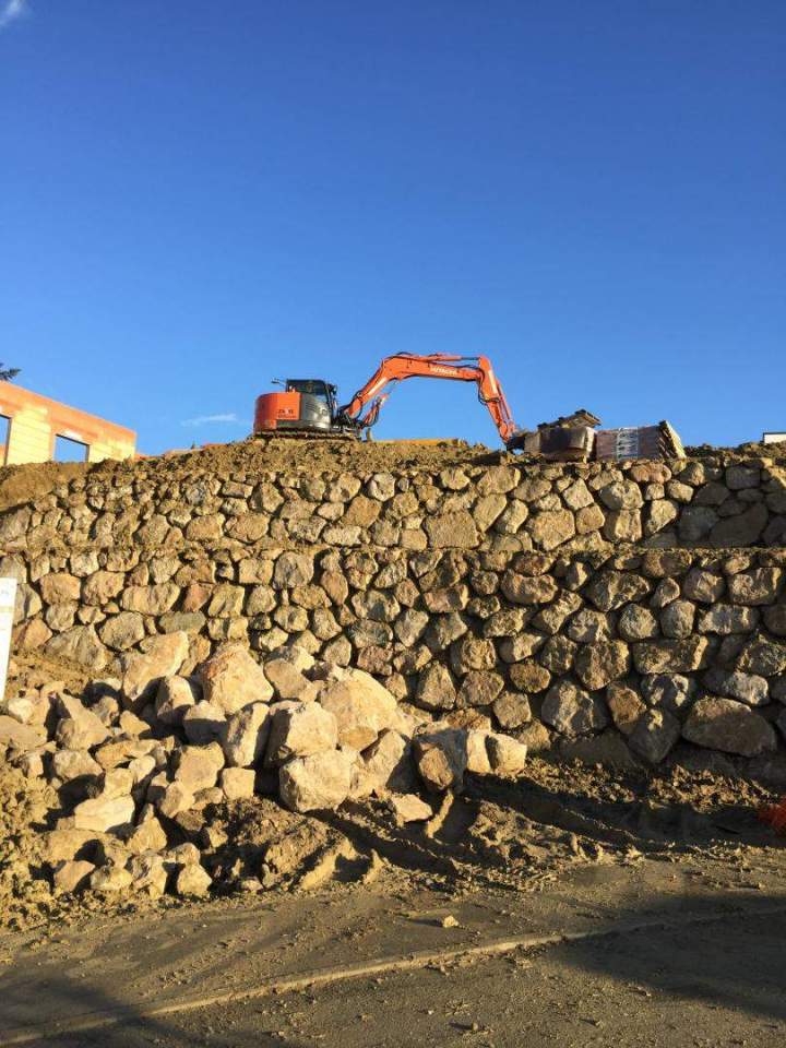 Rochers empilés construction murs Toulouse